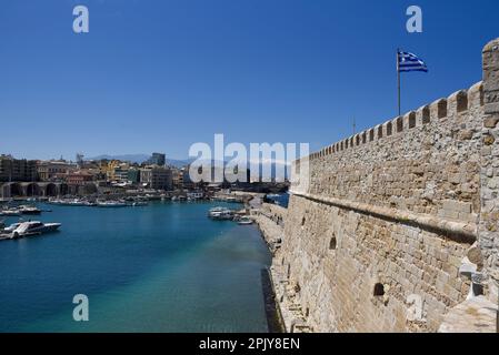 Port d'Héraklion, petits bateaux amarrés en été, Crète, Grèce Banque D'Images