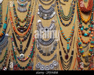 Divers colliers décoratifs exposés sur le marché des souvenirs de la rue à Marrakech, au Maroc - détail en gros plan Banque D'Images