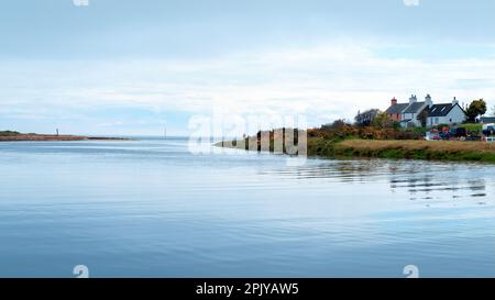 Estuaire de la rivière Brora à marée haute, vue sur le port de Brora Banque D'Images