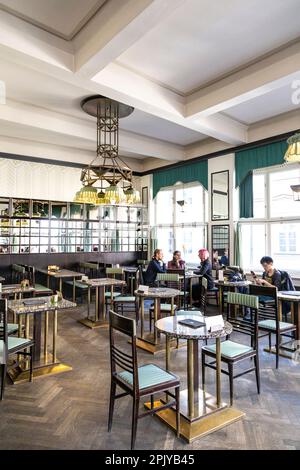 Intérieur du Grand café Orient à l'intérieur de la maison de style cubiste de la Madonna noire, Prague, République tchèque Banque D'Images