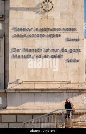 Projet d'art de poésie mur à mur "unité dans la diversité" au stade national et paroles de Schiller présentant l'Allemagne à Sofia, Bulgarie, Balkans, UE Banque D'Images