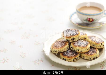 Gâteaux gallois faits maison ( bakestones ) avec une tasse de thé au lait Banque D'Images