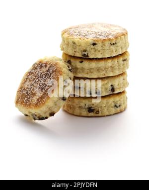 Gâteaux gallois faits maison ( bakestones ) isolés sur fond blanc Banque D'Images