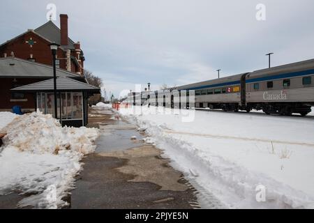 Le train de voyageurs via Rail s'est arrêté à la gare de Dauphin, au Manitoba, au Canada Banque D'Images