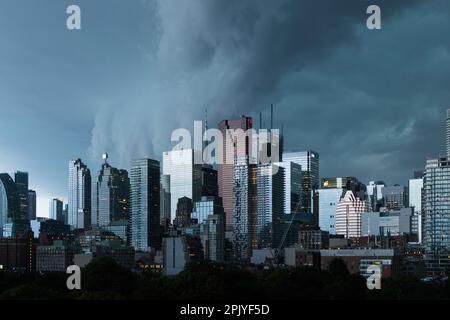 La ligne d'horizon de Toronto est vue sous un ciel spectaculaire alors qu'un orage violent survole le centre-ville Banque D'Images