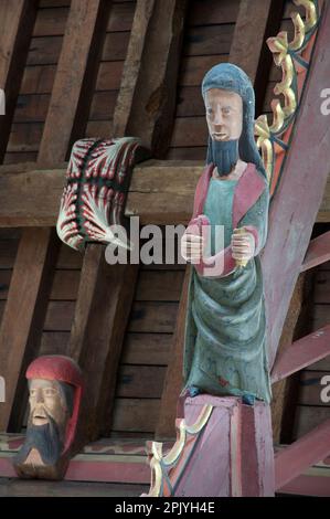 Figure en bois de l'Apôtre Saint James le plus grand. Une des douze sculptures représentant les disciples de Jésus. Église Saint-Jean-Baptiste, Bere Regis, Royaume-Uni. Banque D'Images