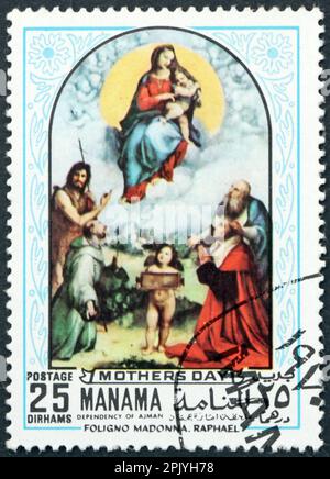 MANAMA - VERS 1970 : un timbre imprimé à Manama montre Madonna de Foligno, peinture de Raphaël, peintre italien, vers 1970 Banque D'Images
