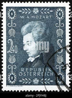 AUTRICHE - VERS 1956 : un timbre imprimé en Autriche montre Wolfgang Amadeus Mozart (1756-1791), compositeur autrichien, portrait, vers 1956 Banque D'Images