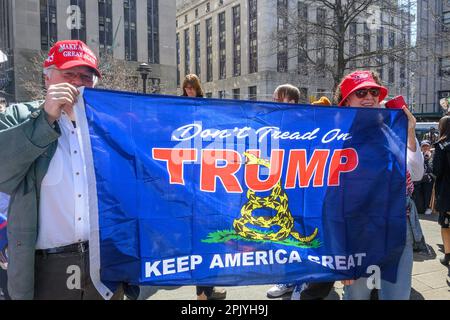 New York, États-Unis. 4th avril 2023. Les partisans de l'ancien président américain Donald Trump manifestent devant la Cour pénale de New York en attendant l'arrivée de Trump. Donald Trump est devenu le premier ancien président des États-Unis à être inculpé par un grand jury et remis aux autorités pour faire face à des accusations criminelles. Credit: Enrique Shore/Alay Live News Banque D'Images