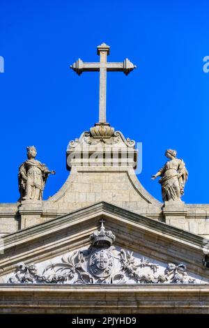 Angle bas d'une croix avec deux statues en pierre de chaque côté. Détail de la façade. Aussi connu sous le nom d'église de Lapa à Porto, le bâtiment médiéval est un t Banque D'Images