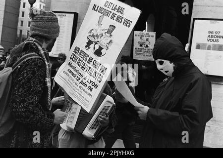 Archives 90ies : manifestation anarchiste contre la tenue du sommet de G7, Lyon, France, 1996 Banque D'Images