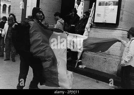 Archives 90ies : manifestation anarchiste contre la tenue du sommet de G7, Lyon, France, 1996 Banque D'Images