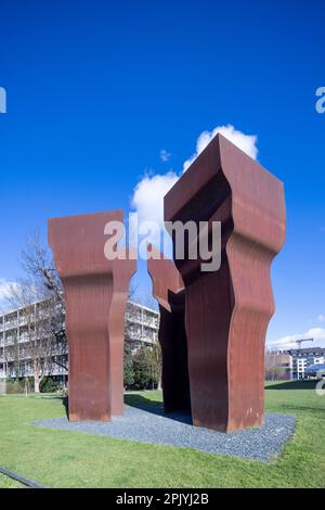 Sculpture d'Eduardo Chillida, Buscando la Luz, à la recherche de la lumière , devant le Pinakothek der moderne, Munich, Allemagne Banque D'Images