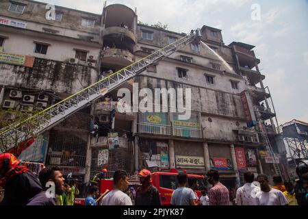 Dhaka, Bangladesh. 4th avril 2023. Les pompiers, les sauveteurs et les gens de la région travaillent pour éteindre un incendie qui a éclaté dans le lieu de vêtements populaire pour des vêtements moins chers à Dhaka, au Bangladesh, au 4 avril 2023. (Credit image: © Nahid Hasan/Pacific Press via ZUMA Press Wire) USAGE ÉDITORIAL SEULEMENT! Non destiné À un usage commercial ! Banque D'Images