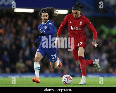 Londres, Royaume-Uni. 4th avril 2023. Darwin Nunez de Liverpool et Marc Cucurella de Chelsea lors du match de la Premier League à Stamford Bridge, Londres. Le crédit photo devrait se lire: Paul Terry/Sportimage crédit: Sportimage/Alay Live News Banque D'Images