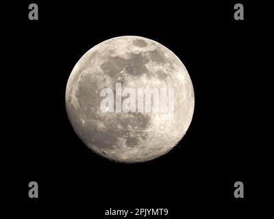 Sheerness, Kent, Royaume-Uni. 4th avril 2023. Météo au Royaume-Uni : la lune de gibbous à la cire au-dessus de Sheerness, dans le Kent. Crédit : James Bell/Alay Live News Banque D'Images