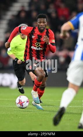 4th avril 2023 ; Vitality Stadium, Boscombe, Dorset, Angleterre : Premier League football, AFC Bournemouth contre Brighton et Hove Albion ; Jefferson Lerma de Bournemouth fait avancer le ballon Banque D'Images