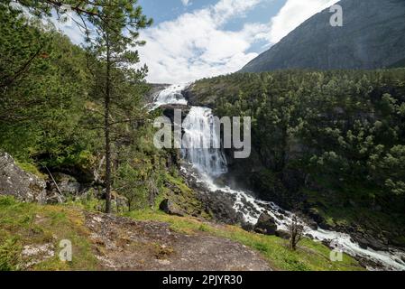 Randonnée de Husedalen jusqu'à la Hardangervidda en Norvège. Quelques belles vues sur le sentier de randonnée avec plusieurs cascades et rivière de montagne. Banque D'Images