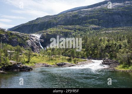 Randonnée de Husedalen jusqu'à la Hardangervidda en Norvège. Quelques belles vues sur le sentier de randonnée avec plusieurs cascades et rivière de montagne. Banque D'Images