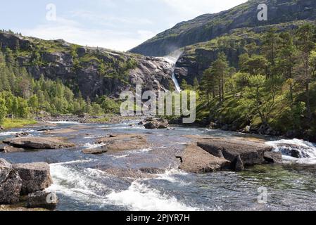 Randonnée de Husedalen jusqu'à la Hardangervidda en Norvège. Quelques belles vues sur le sentier de randonnée avec plusieurs cascades et rivière de montagne. Banque D'Images