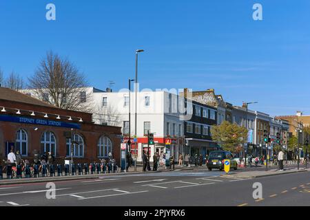 Stepney Green tube Station et Mile End Road, East London, Royaume-Uni, à l'est, avec des piétons Banque D'Images