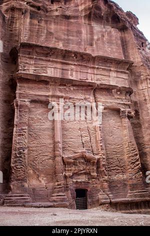 Les tombes royales de Pétra incarnent l'art unique des Nabatéens tout en mettant en valeur l'architecture hellénistique, mais les façades de ces tombes ont porté à cause de la décomposition naturelle. L'une de ces tombes, la tombe du Palais, est spéculée pour être la tombe des rois de Pétra. La tombe corinthienne, qui est juste à côté de la tombe du Palais, a la même architecture hellénistique que le Trésor. Les deux autres tombes royales sont la tombe de soie et la tombe d'urn; la tombe de soie ne se démarque pas autant que la tombe d'urn. La tombe d'Urn possède une grande cour à l'avant, et a été transformée en église Banque D'Images