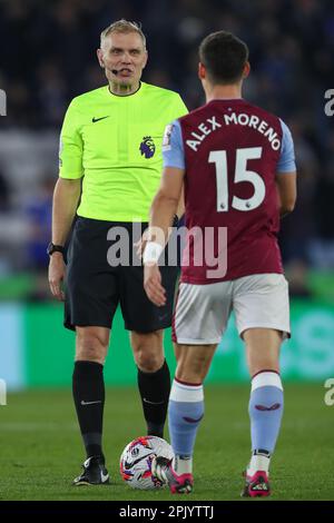 Leicester, Royaume-Uni. 04th avril 2023. L'arbitre Graham Scott parle à Álex Moreno #15 d'Aston Villa lors du match Premier League Leicester City contre Aston Villa au King Power Stadium, Leicester, Royaume-Uni, 4th avril 2023 (photo de Gareth Evans/News Images) à Leicester, Royaume-Uni, le 4/4/2023. (Photo de Gareth Evans/News Images/Sipa USA) Credit: SIPA USA/Alay Live News Banque D'Images