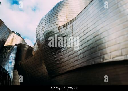 Bilbao, Pont - 2 avril 2023 : réflexion dans une sphère du musée Guggenheim de Bilbao, Espagne Banque D'Images