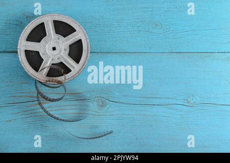 Ancienne bande de film sur fond bleu en bois. Banque D'Images