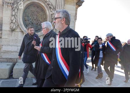 Des parlementaires du groupe CRCE et GRD marchent sur l'Elysée pour déposer un courrier à l'attention du président Macron Banque D'Images