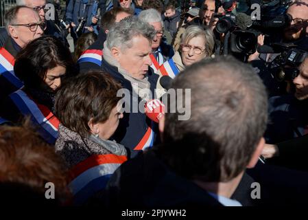 Des parlementaires du groupe CRCE et GRD marchent sur l'Elysée pour déposer un courrier à l'attention du président Macron Banque D'Images