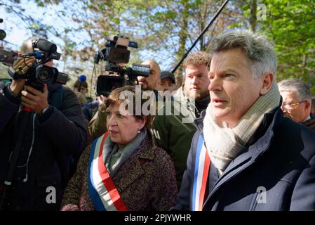 Des parlementaires du groupe CRCE et GRD dont Fabien Roussel marchent sur l'Elysée pour déposer un coursier à l'attention du président Macron Banque D'Images