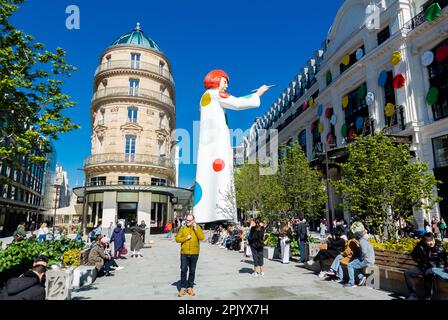 Paris, France, Une statue de Kusama Yayoi, artiste japonais avec un siège de Louis Vuitton. Banque D'Images