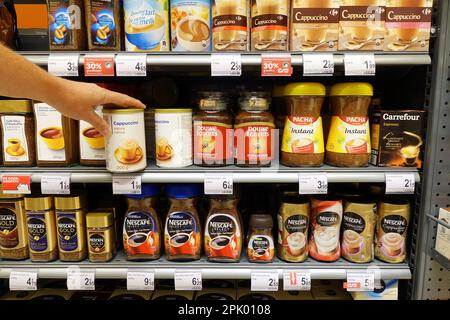 Produits de café instantané dans une épicerie Banque D'Images