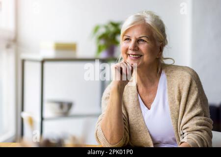 Portrait d'une femme âgée souriante regardant l'appareil photo Banque D'Images