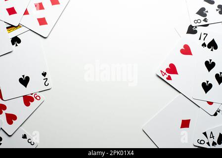 Cartes dispersées isolées bordant un arrière-plan blanc à gauche et à droite Banque D'Images