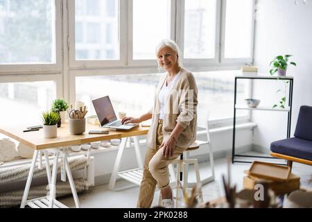 Portrait d'une femme d'affaires mûre souriante travaillant dans un bureau Banque D'Images