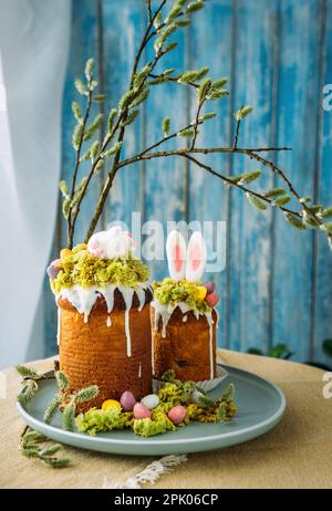 Paska - le pain sucré de la veille de Pâques avec glaçage décoré avec la vie de 'son' agréable. Dessert populaire pendant les vacances de Pâques orthodoxes de l'est. Ancien Banque D'Images