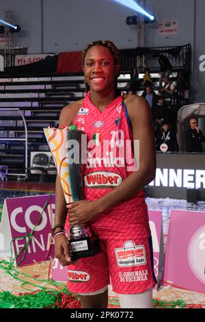 Campobasso, Italie. 01st avril 2023. Rhyne Howard de Famila Wuber Schio (R) le MVP lors de la finale des femmes huit de la coupe italienne 2023.l'équipe de Famila Wuber Schio a battu l'équipe de Venise Umana Reyer avec un score de 73-62, remportant ainsi la coupe italienne 2023. (Photo par Elena Vizoca/SOPA Images/Sipa USA) crédit: SIPA USA/Alay Live News Banque D'Images