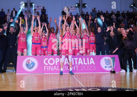 Campobasso, Italie. 01st avril 2023. Famila Wuber Schio célèbre la victoire de la finale contre Umana Reyer Venezia lors de la finale féminine huit de la coupe italienne 2023.l'équipe Famila Wuber Schio a battu l'équipe Umana Reyer Venezia avec un score de 73-62, remportant ainsi la coupe italienne 2023. (Photo par Elena Vizoca/SOPA Images/Sipa USA) crédit: SIPA USA/Alay Live News Banque D'Images