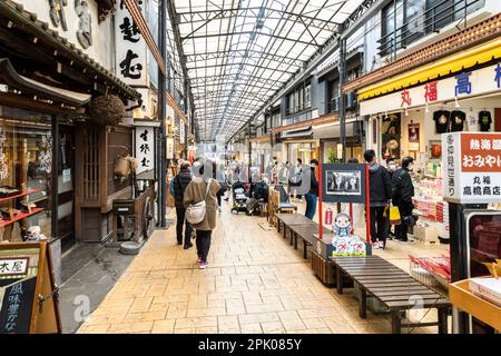 Arcade de l'ancienne rue 'Nakamise', à la gare d'Atami, ville d'Atami, Shizuoka, Japon, Asie de l'est, Asie Banque D'Images