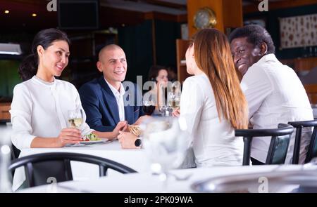 clients positifs manger et boire au café Banque D'Images