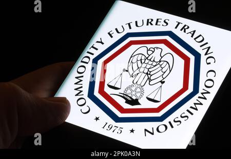 Commodity futures Trading Commission logo CFTC vu sur l'écran de smartphone tenir dans les mains dans le noir. Stafford, Royaume-Uni, 3 avril 2023. Banque D'Images