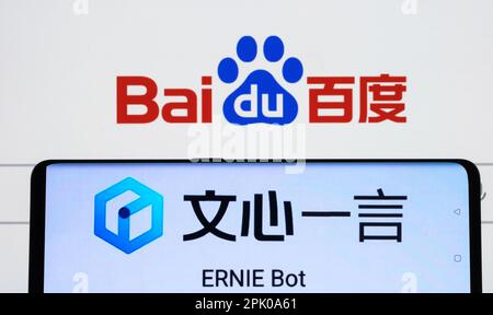 Logo Ernie ai bot visible sur l'écran du smartphone et logo Baidu sur l'arrière-plan. Concept. Stafford, Royaume-Uni, 3 avril 2023 Banque D'Images