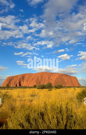 Uluru (Ayers Rock) est un monolithe géant de grès rouge situé dans le Centre rouge d'Australie Banque D'Images