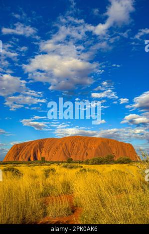 Uluru (Ayers Rock) est un monolithe géant de grès rouge situé dans le Centre rouge d'Australie Banque D'Images