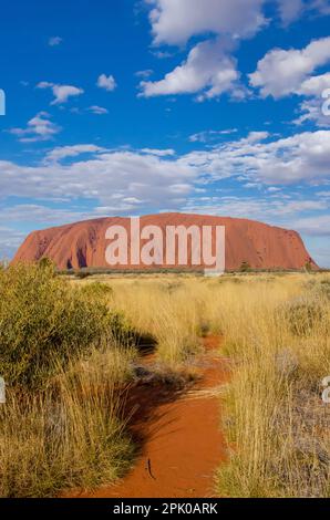 Uluru (Ayers Rock) est un monolithe géant de grès rouge situé dans le Centre rouge d'Australie Banque D'Images