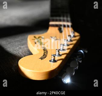 Christchurch, Nouvelle-Zélande - 02 avril 2023: Stratocaster Fender Electric Guitar Head stock Closeup 2 Banque D'Images