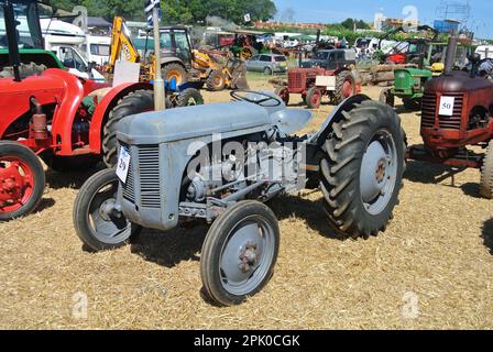 Un tracteur Nuffield 460 1962 est exposé à la Torbay Steam Fair, Devon, Angleterre, Royaume-Uni. Banque D'Images