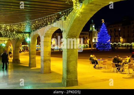 Les rues de Vic, en Espagne, sont décorées avec goût à Noël Banque D'Images